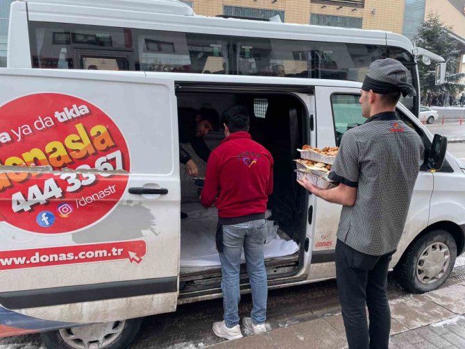 Kar Yağdı, Sokak Hayvanları Unutulmadı