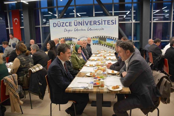 Düzce Üniversitesi Mensupları İftar Programında Bir Araya Geldi