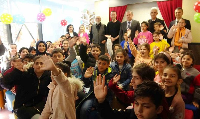 Mersin’de Depremzede Çocuklar Kütüphanede Moral Buldu
