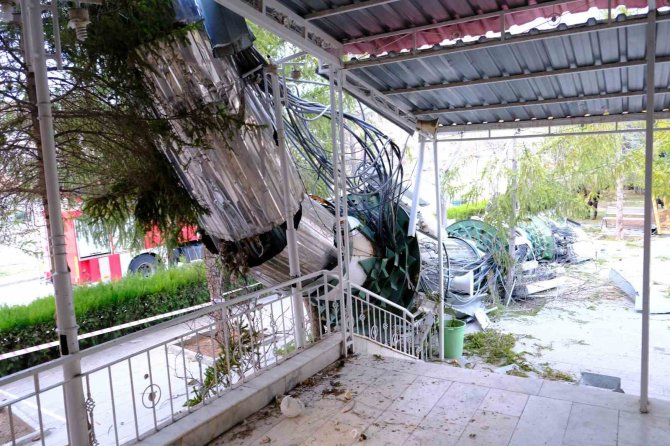 Erzincan’da Fırtına Minareyi Devirdi, Çatıları Uçurdu