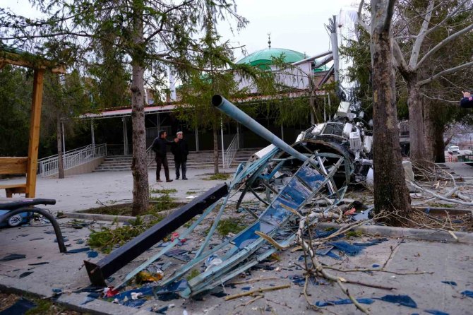 Erzincan’da Fırtına Minareyi Devirdi, Çatıları Uçurdu