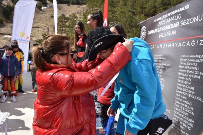 Geleceğin Yıldız Kayakçıları Analig’de Yarıştı