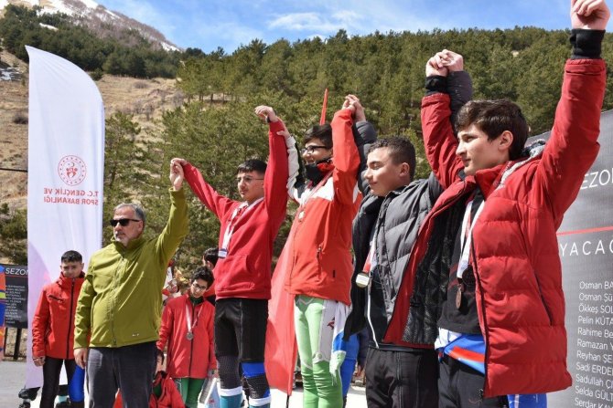 Geleceğin Yıldız Kayakçıları Analig’de Yarıştı