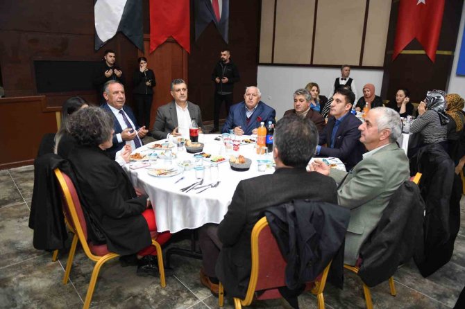 Esenyurt Belediye Başkanı Bozkurt, Stk’lar, İl Dernekler Birliği Ve Amatör Spor Kulübü Temsilcileriyle İftar Sofrasında Bir Araya Geldi