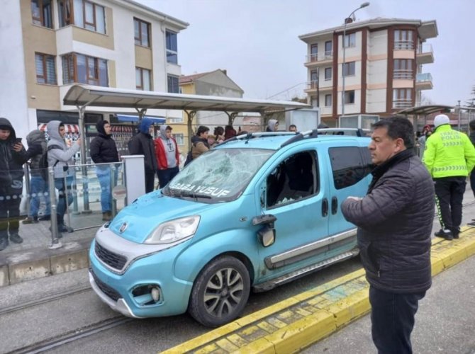 Tramvay Yolundan Giden Aracın Çarptığı 17 Yaşındaki Kader Hayatını Kaybetti