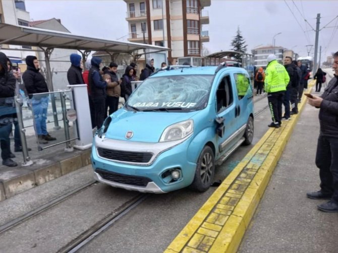 Tramvay Yolundan Giden Aracın Çarptığı 17 Yaşındaki Kader Hayatını Kaybetti