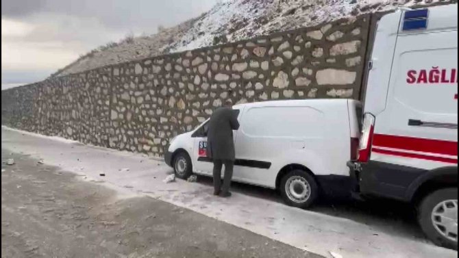 Freni Boşalan Tır, Ambulans Ve 3 Araca Çarptı