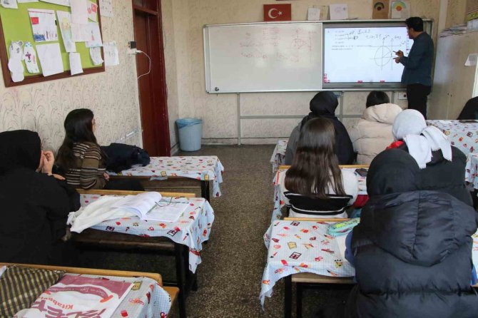 Gençler Haliliye’de Yarınlara Hazırlanıyor