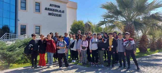 Öğrenciler Kurumları Gezdi, Fidan Dikti