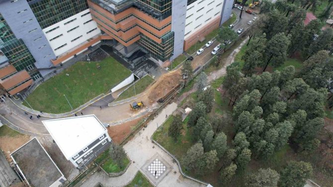 Kadıköy’de Marmara Üniversitesi Yerleşkesinde Göçük: 1 İşçi Göçük Altında Kaldı