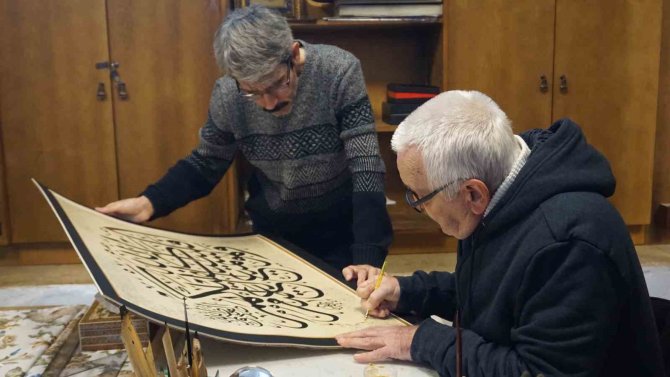 Lise Çağında Başladığı Hat Sanatını 48 Yıldır Aşkla Sürdürüyor