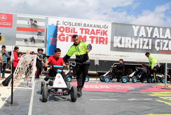 Hatay’da Depremzede Çocuklar Hem Eğlendi Hem Öğrendi
