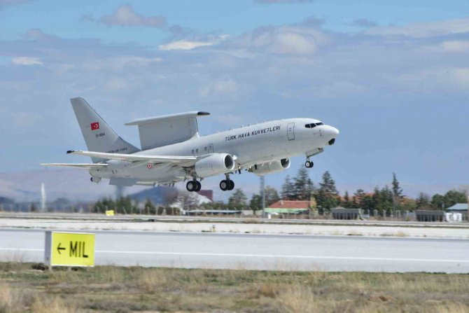 Hava Kuvvetlerine Ait Uçaklar Akdeniz’in Uluslararası Hava Sahasında Eğitim Uçuşu Yaptı