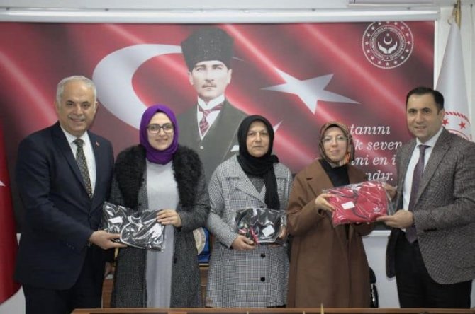 İ̇htiyaç Sahibi Ailelere 95 Adet Giysiyi Diktiler