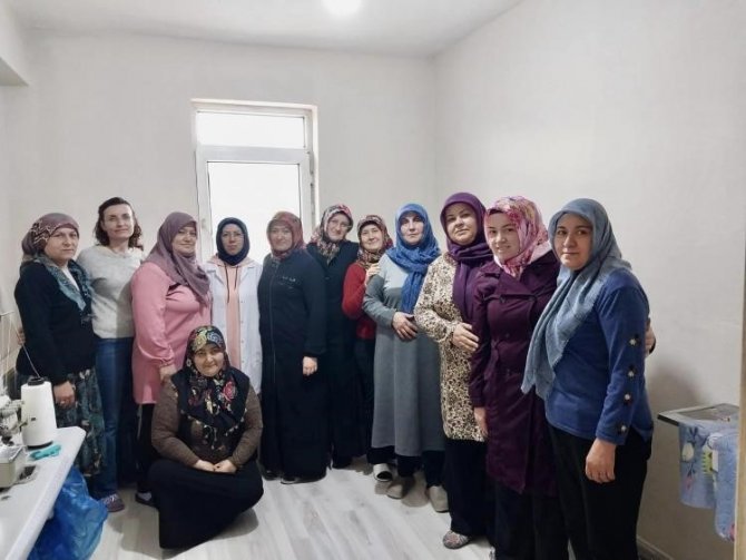 İ̇htiyaç Sahibi Ailelere 95 Adet Giysiyi Diktiler