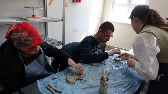 Özel Eğitim Merkezinde Öğrencilerin Yanı Sıra Veliler De Eğitim Alıyor