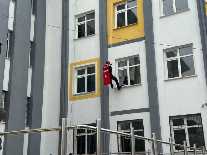 Bayrampaşa’da Lisede Acil Durum Ve Afet Tatbikatı Gerçekleştirildi