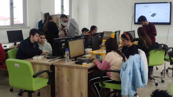 Van’da Depremzede Çocuklar Robotik Kodlama Öğreniyor