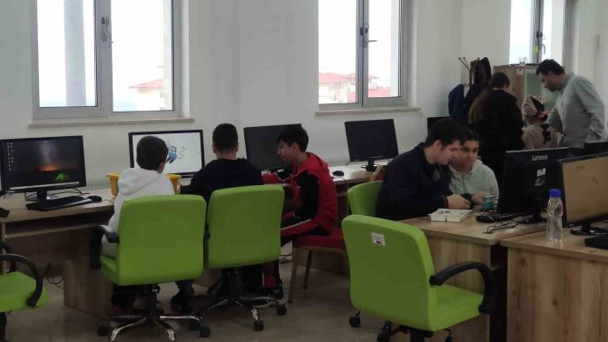 Van’da Depremzede Çocuklar Robotik Kodlama Öğreniyor
