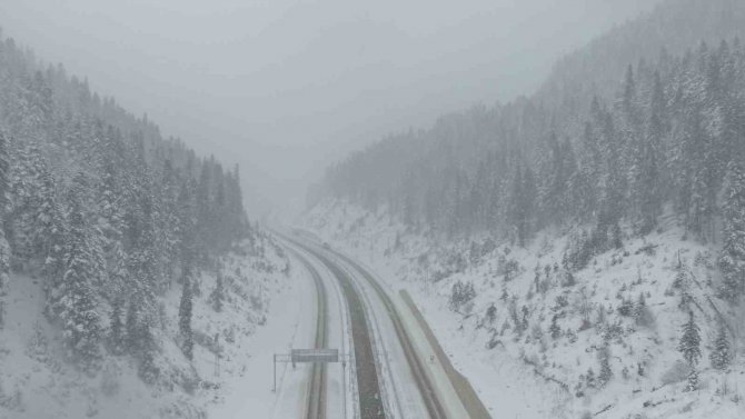 Ilgaz Dağı Geçişinde Yoğun Kar Yağışı Ve Tipi Etkili Oluyor: Kar Kalınlığı 40 Santimetreye Ulaştı