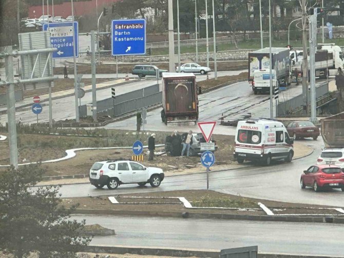 Otomobil Refüje Çıktı: 2 Yaralı