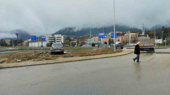 Otomobil Refüje Çıktı: 2 Yaralı