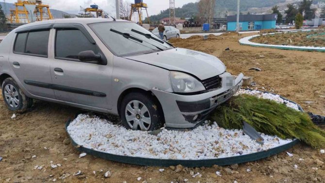 Otomobil Refüje Çıktı: 2 Yaralı