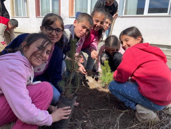 Minik Öğrenciler Fidanları Toprakla Buluşturdu