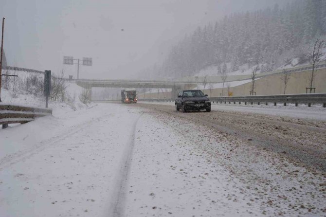 Ilgaz Dağı Geçişinde Yoğun Kar Yağışı Ve Tipi Etkili Oluyor: Kar Kalınlığı 40 Santimetreye Ulaştı