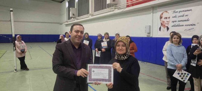 2,5 Saatte Binden Fazla Ürünü Satarak Gelirini Depremzedelere Bağışlayan Kadınlara Teşekkür Belgesi