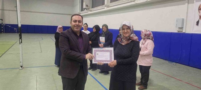 2,5 Saatte Binden Fazla Ürünü Satarak Gelirini Depremzedelere Bağışlayan Kadınlara Teşekkür Belgesi