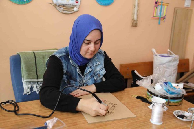 Kadınlar Atık Malzemeleri Ekonomiye Kazandırıyor