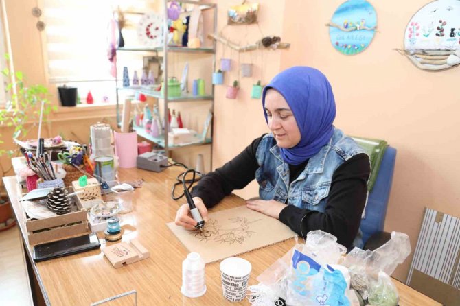 Kadınlar Atık Malzemeleri Ekonomiye Kazandırıyor