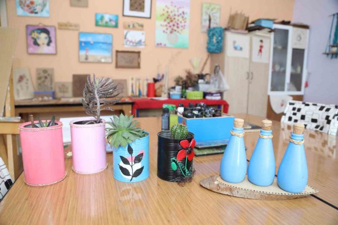 Kadınlar Atık Malzemeleri Ekonomiye Kazandırıyor