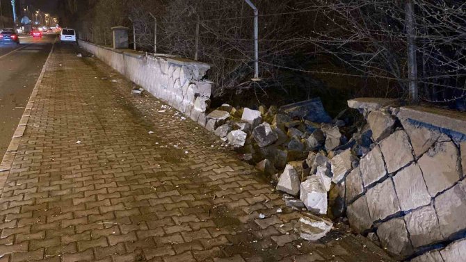 Direksiyon Hakimiyetini Kaybetti, Duvarı Yıktı