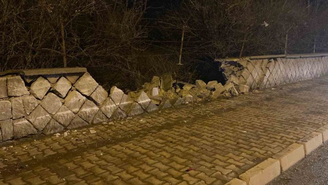 Direksiyon Hakimiyetini Kaybetti, Duvarı Yıktı