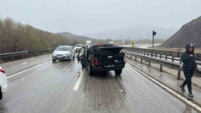 Bariyerlere Çarpan Pikabın Sürücüsü Yaralandı