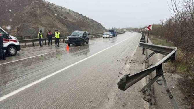 Bariyerlere Çarpan Pikabın Sürücüsü Yaralandı