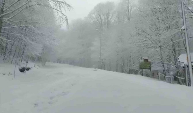 Bahar Ayında Kocaeli Beyaza Büründü, Kar Kalınlığı 30 Santimi Aştı