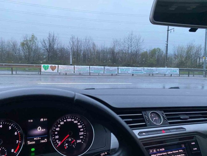 Kendini Affettirmek İçin Yolu Pankartlarla Donattı