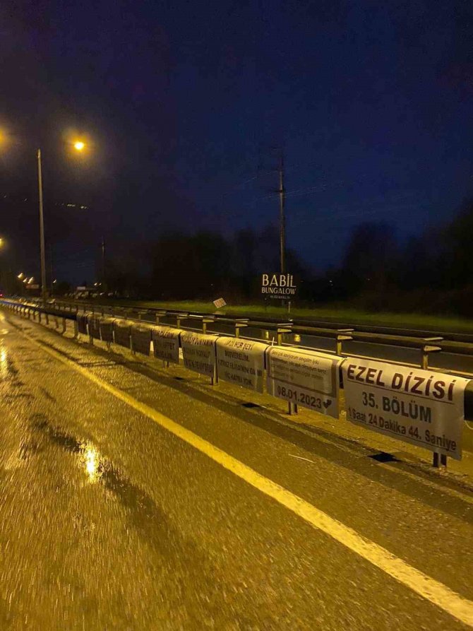 Kendini Affettirmek İçin Yolu Pankartlarla Donattı