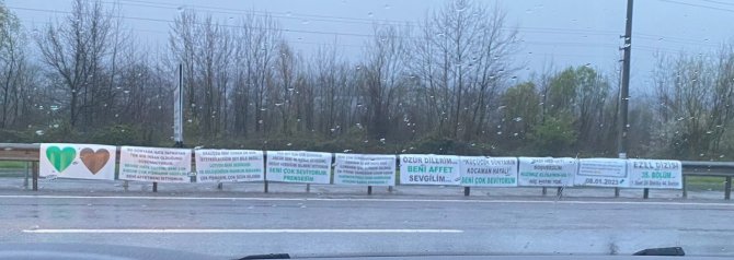 Kendini Affettirmek İçin Yolu Pankartlarla Donattı