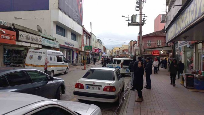 Binadan Kafasına Beton Parçası Düşen Eski Savcı Hayatını Kaybetti
