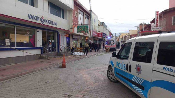 Binadan Kafasına Beton Parçası Düşen Eski Savcı Hayatını Kaybetti