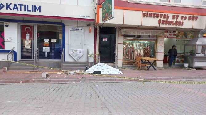 Binadan Kafasına Beton Parçası Düşen Eski Savcı Hayatını Kaybetti