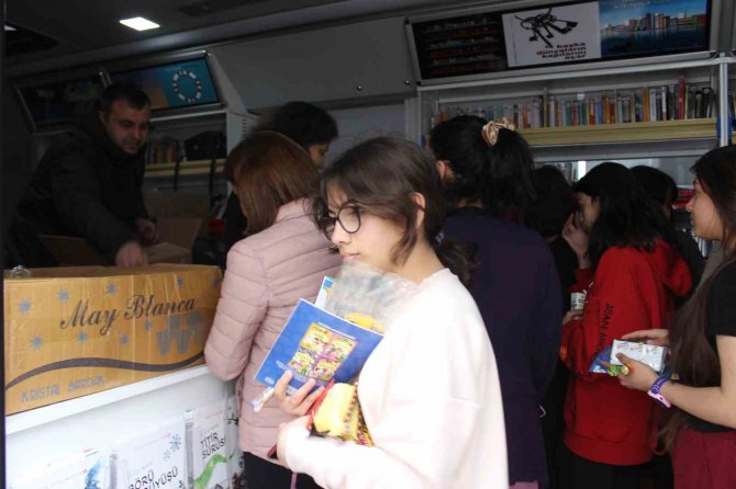 Depremzede Çocuklar Gezici Kütüphane İle Buluştu