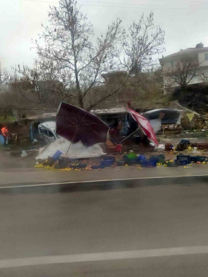 Eğirdir’de Kontrolden Çıkan Otomobil Meyve Tezgahına Daldı