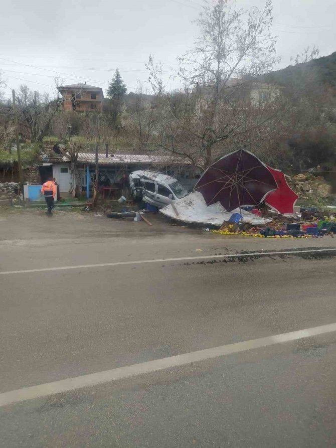 Eğirdir’de Kontrolden Çıkan Otomobil Meyve Tezgahına Daldı