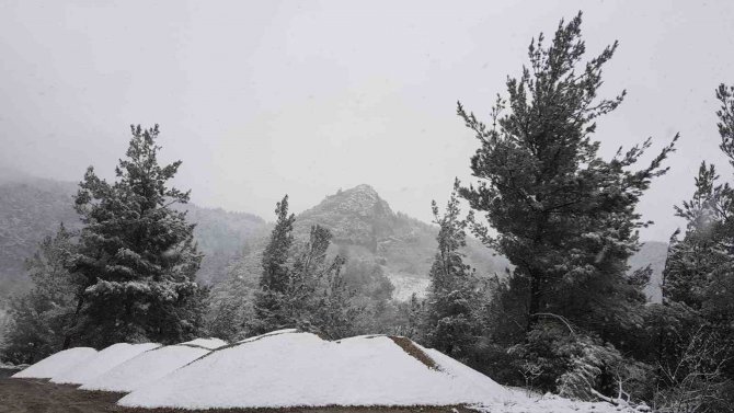 Yoğun Kar Yağışı Nedeniyle Spil Dağı Milli Parkı’nın Yolları Kapandı