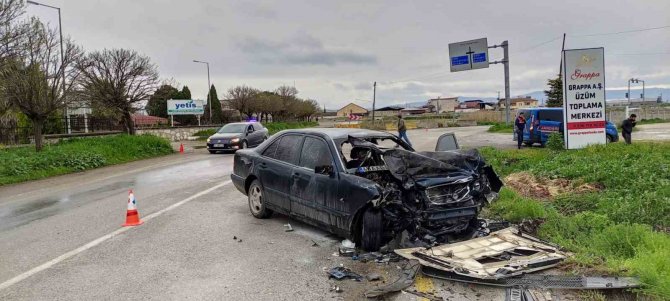 Manisa’da Tır İle Otomobil Kafa Kafaya Çarpıştı: 1 Ölü